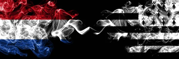 荷兰对阵布列塔尼 布列塔尼 布列塔尼烟熏神秘旗并排放置 浓密的彩色丝状抽象烟旗 — 图库照片