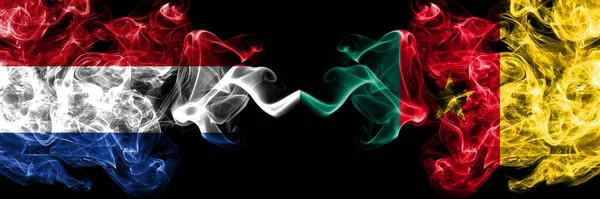 Нидерланды Против Камеруна Камерунские Дымчатые Мистические Флаги Расположенные Бок Бок — стоковое фото