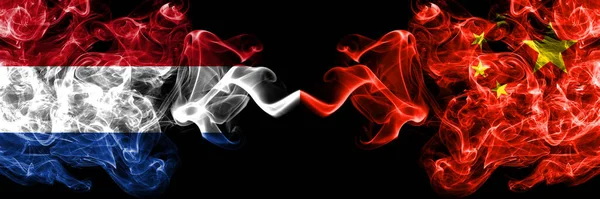 Holanda China Bandeiras Místicas Fumegantes Chinesas Colocadas Lado Lado Bandeiras — Fotografia de Stock