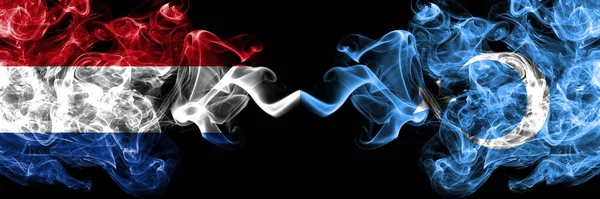 荷兰对东突厥斯坦 维吾尔族 维吾尔族烟熏神秘主义旗帜并排放置 浓密的彩色丝状抽象烟旗 — 图库照片