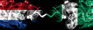 Hollanda Nijerya 'ya karşı, yan yana yerleştirilmiş Nijerya dumanlı mistik bayrakları. Kalın renkli ipeksi soyut duman bayrakları.
