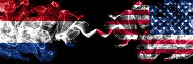 Hollanda, Amerika Birleşik Devletleri, ABD, ABD, yan yana yerleştirilmiş Amerikan dumanlı mistik bayraklarına karşı. Kalın renkli ipeksi soyut duman bayrakları.