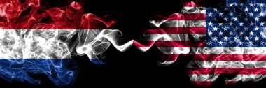 Hollanda, Amerika Birleşik Devletleri, ABD, ABD, yan yana yerleştirilmiş Amerikan dumanlı mistik bayraklarına karşı. Kalın renkli ipeksi soyut duman bayrakları.