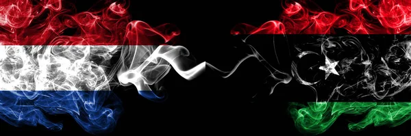 Нидерланды Против Ливии Ливийские Дымящиеся Мистические Флаги Размещенные Бок Бок — стоковое фото