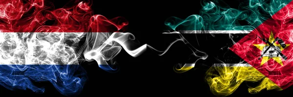 荷兰对莫桑比克 莫桑比克烟熏神秘的旗帜并排放置 浓密的彩色丝状抽象烟旗 — 图库照片