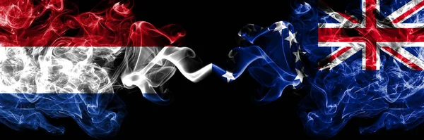荷兰对新西兰 库克群岛烟熏神秘主义旗帜并排放置 浓密的彩色丝状抽象烟旗 — 图库照片