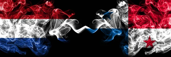 Nederländerna Panama Panamas Rökiga Mystiska Flaggor Placeras Sida Vid Sida — Stockfoto