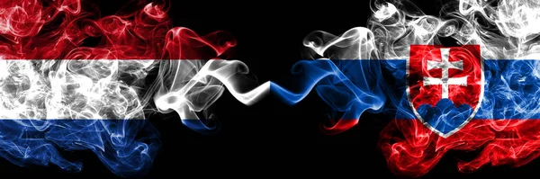 Нідерланди Проти Словаччини Словацькі Димові Містичні Прапори Розміщені Пліч Пліч — стокове фото