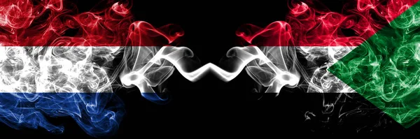 Niederlande Gegen Sudan Nebelschwaden Nebeneinander Platziert Dick Gefärbte Seidig Abstrakte — Stockfoto