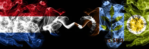 荷兰对美利坚合众国 弗雷斯诺 加州烟熏神秘主义旗帜并排放置 浓密的彩色丝状抽象烟旗 — 图库照片