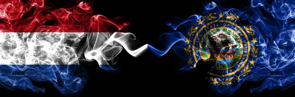 荷兰对美利坚合众国 新罕布什尔州烟熏神秘主义旗帜并排放置 浓密的彩色丝状抽象烟旗 — 图库照片
