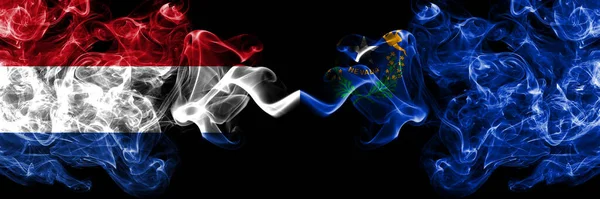 荷兰对美利坚合众国 内华达州烟熏神秘主义旗帜并排放置 浓密的彩色丝状抽象烟旗 — 图库照片
