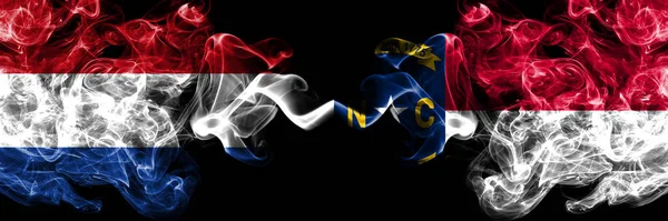 荷兰对美利坚合众国 北卡罗莱纳州烟熏神秘旗并排放置 浓密的彩色丝状抽象烟旗 — 图库照片