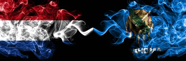 荷兰对美利坚合众国 俄克拉荷马州烟熏神秘旗肩并肩放置 浓密的彩色丝状抽象烟旗 — 图库照片