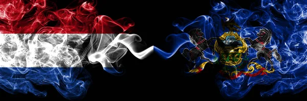 荷兰对美利坚合众国 宾夕法尼亚烟熏神秘旗并排放置 浓密的彩色丝状抽象烟旗 — 图库照片