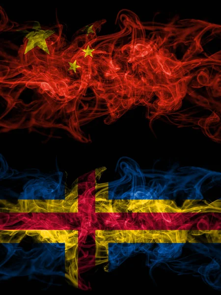 中国与奥兰 阿拉丁式的烟熏神秘主义旗帜肩并肩放在一起 浓密的彩色丝状抽象烟旗 — 图库照片