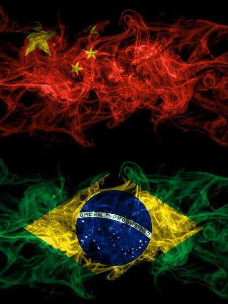 China China Brazilia Steaguri Mistice Fumuroase Braziliene Plasate Una Lângă — Fotografie, imagine de stoc