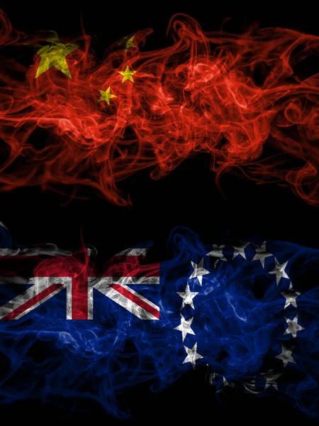 Китай Китайский Против Новой Зеландии Приготовить Острова Дымчатые Мистические Флаги — стоковое фото