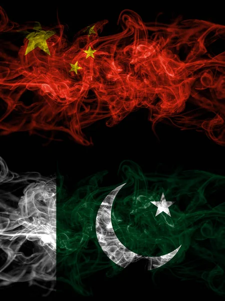 China China Pakistan Pakistanische Rauchige Mystische Flaggen Nebeneinander Platziert Dicke — Stockfoto