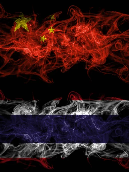 Cina Cina Thailandia Bandiere Mistiche Fumose Thailandesi Affiancate Bandiere Fumo — Foto Stock