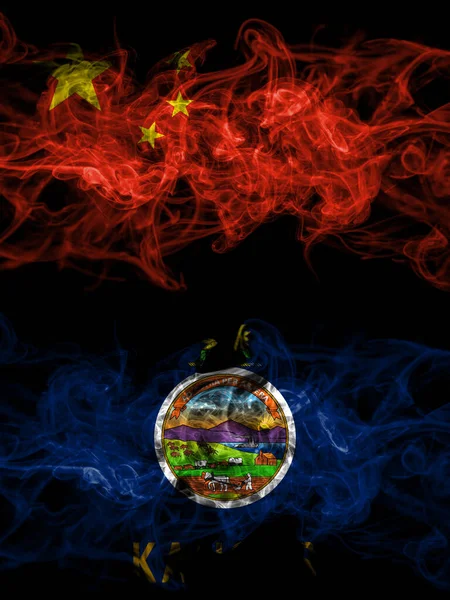 中国対アメリカ アメリカ アメリカ アメリカ アメリカ カンザス州のスモーキー神秘的な旗が並んで配置されます 濃い色の絹のような抽象的な煙のフラグ — ストック写真