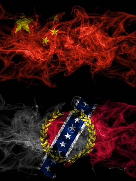 中国对美国 蒙哥马利 阿拉巴马的烟熏神秘旗肩并肩放置 浓密的彩色丝状抽象烟旗 — 图库照片