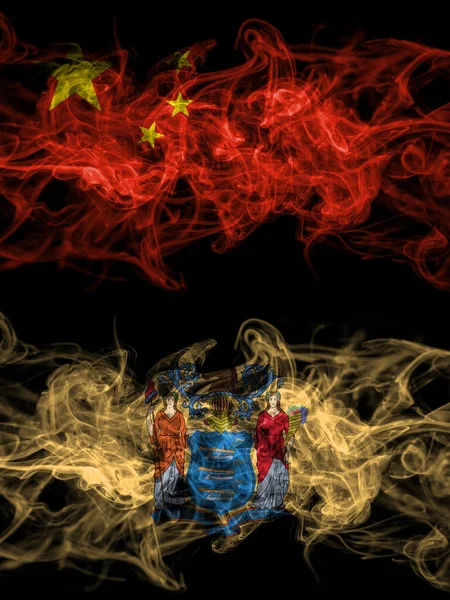 中国対アメリカ アメリカ アメリカ アメリカ アメリカ ニュージャージー州の煙霧の神秘的なフラグを並んで配置されます 濃い色の絹のような抽象的な煙のフラグ — ストック写真
