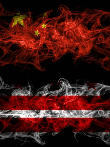 中国対アメリカ アメリカ アメリカ アメリカ アメリカ ワシントンDcの煙霧の神秘的なフラグが並んで配置されます 濃い色の絹のような抽象的な煙のフラグ — ストック写真