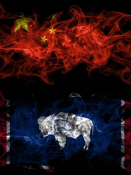 中国対アメリカ アメリカ アメリカ アメリカ アメリカ ワイオミング州の煙霧の旗が並んで配置されます 濃い色の絹のような抽象的な煙のフラグ — ストック写真