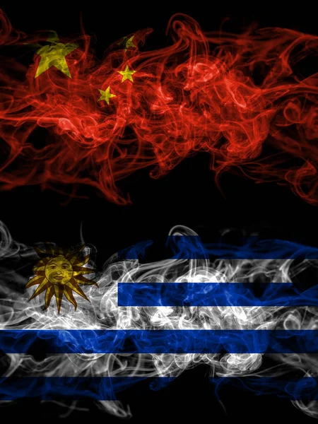 中国对乌拉圭 乌拉圭烟熏神秘的国旗肩并肩放在一起 浓密的彩色丝状抽象烟旗 — 图库照片