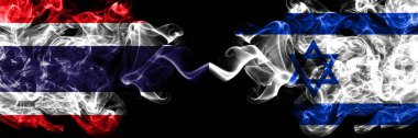 Tayland, Tayland, İsrail 'e karşı, yan yana yerleştirilmiş dumanlı mistik bayraklar. Kalın renkli ipeksi soyut sigara bayrakları.