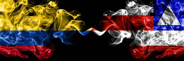 Kolumbie Kolumbie Bahia Brazílie Kouřové Mystické Vlajky Umístěné Bok Boku — Stock fotografie