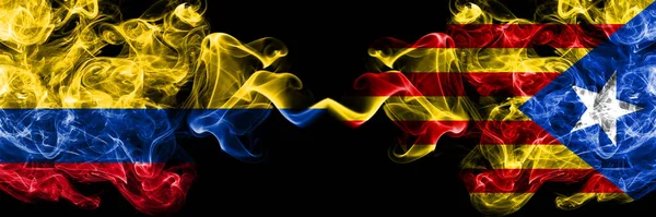 Kolumbien Kolumbien Gegen Katalonien Katalonien Katalonien Spanien Rauchen Mystische Fahnen — Stockfoto