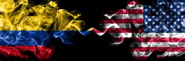 Kolombiya, Kolombiya, Amerika Birleşik Devletleri, Amerika, ABD, yan yana yerleştirilmiş Amerikan dumanlı mistik bayrakları. Kalın renkli ipeksi soyut sigara bayrakları.
