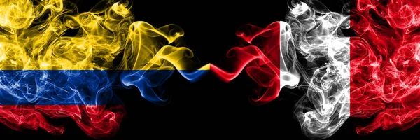 Kolumbie Kolumbie Peru Peruánské Kouřové Mystické Vlajky Umístěné Bok Boku — Stock fotografie