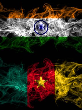 Hindistan, Kamerun 'a karşı, yan yana yerleştirilmiş kamerun dumanlı mistik bayraklar. Kalın renkli ipeksi soyut duman bayrakları.