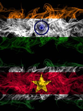 Hindistan, Surinam 'a karşı dumanlı mistik bayraklar yan yana yerleştirildi. Kalın renkli ipeksi soyut duman bayrakları.