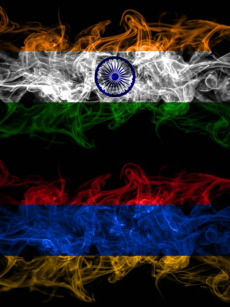 印度对亚美尼亚 亚美尼亚烟熏神秘的旗帜并排放置 浓密的彩色丝状抽象烟旗 — 图库照片