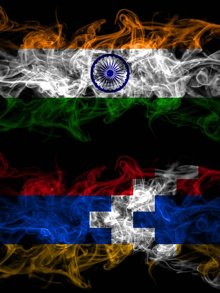 印地安人对阿尔扎赫 阿尔扎齐 纳戈尔诺 卡拉巴赫烟熏神秘的旗帜肩并肩放置 浓密的彩色丝状抽象烟旗 — 图库照片