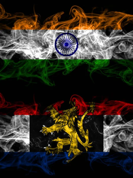 印度对比荷卢 烟熏神秘主义旗帜并排放置 浓密的彩色丝状抽象烟旗 — 图库照片