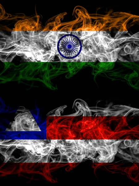 印度对巴西 巴伊亚州烟熏神秘的旗帜并排放置 浓密的彩色丝状抽象烟旗 — 图库照片