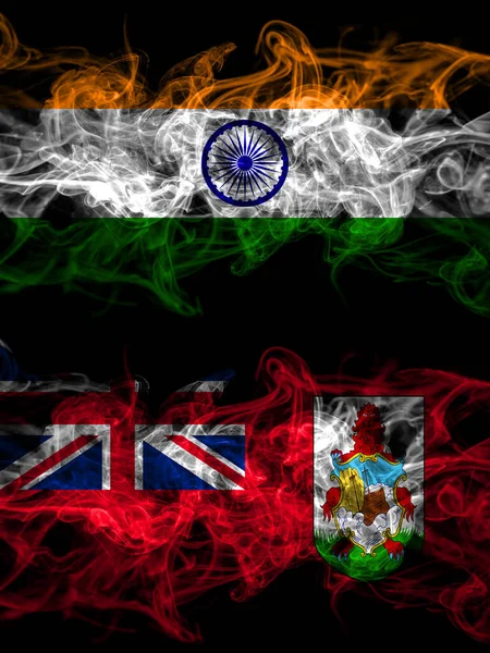 インド インド対イギリス イギリス バミューダ煙霧の神秘的な旗が並んで配置されます 濃い色の絹のような抽象的な煙のフラグ — ストック写真