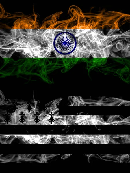 インド インド対ブルターニュ ブルターニュ ブレトンの煙霧の神秘的な旗が並んで配置されます 濃い色の絹のような抽象的な煙のフラグ — ストック写真