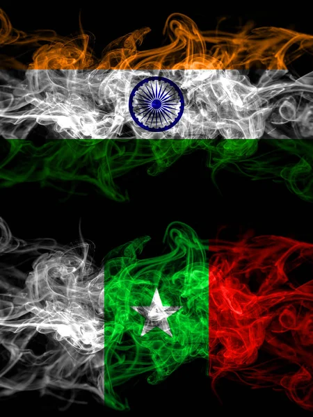 印度对卡萨芒斯 塞内加尔烟熏神秘的旗帜并排放置 浓密的彩色丝状抽象烟旗 — 图库照片