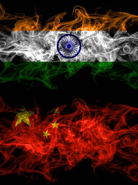 India India Cina Bandiere Mistiche Fumose Cinesi Affiancate Bandiere Fumo — Foto Stock