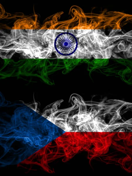印度对捷克共和国的烟熏神秘旗并排放置 浓密的彩色丝状抽象烟旗 — 图库照片