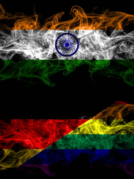 印度对德国 同性恋 骄傲的烟雾神秘的旗帜并排放置 浓密的彩色丝状抽象烟旗 — 图库照片