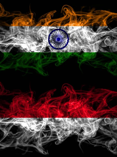 印度对摩纳哥 莫纳坎烟熏神秘的旗帜并排放置 浓密的彩色丝状抽象烟旗 — 图库照片