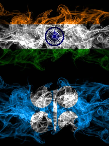 印度和石油输出国组织的烟熏神秘旗肩并肩放在一起 浓密的彩色丝状抽象烟旗 — 图库照片