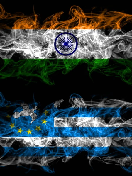 印度对南喀麦隆烟熏神秘旗并排放置 浓密的彩色丝状抽象烟旗 — 图库照片
